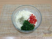 Фото приготовления рецепта: Ленивый хачапури с сулугуни, помидорами и зеленью - шаг №8