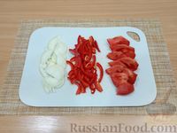 Фото приготовления рецепта: Омлет на пиве, с помидорами и сладким перцем - шаг №6