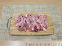 Фото приготовления рецепта: Свинина, тушенная в томатном соусе - шаг №2