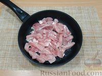 Фото приготовления рецепта: Свинина, тушенная в томатном соусе - шаг №3