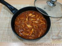 Фото приготовления рецепта: Свинина, тушенная в томатном соусе - шаг №12