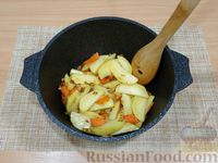 Фото приготовления рецепта: Овощное рагу с тыквой, стручковой фасолью и маринованными огурцами - шаг №5