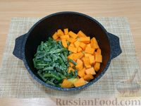 Фото приготовления рецепта: Овощное рагу с тыквой, стручковой фасолью и маринованными огурцами - шаг №7