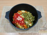 Фото приготовления рецепта: Овощное рагу с тыквой, стручковой фасолью и маринованными огурцами - шаг №11