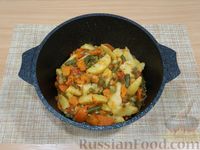 Фото приготовления рецепта: Овощное рагу с тыквой, стручковой фасолью и маринованными огурцами - шаг №12