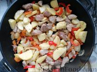 Фото приготовления рецепта: Картофель, запечённый с мясом и сыром (в фольге) - шаг №7