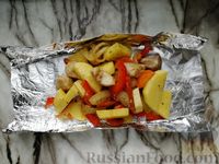 Фото приготовления рецепта: Картофель, запечённый с мясом и сыром (в фольге) - шаг №8
