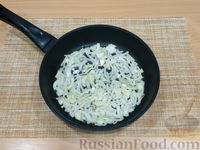 Фото приготовления рецепта: Рис с курицей и сыром (на сковороде) - шаг №3
