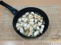 Фото приготовления рецепта: Рис с курицей и сыром (на сковороде) - шаг №5