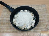 Фото приготовления рецепта: Рис с курицей и сыром (на сковороде) - шаг №6