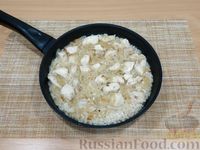 Фото приготовления рецепта: Рис с курицей и сыром (на сковороде) - шаг №8