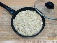 Фото приготовления рецепта: Рис с курицей и сыром (на сковороде) - шаг №13