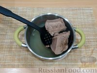 Фото приготовления рецепта: Слоёный салат с печенью, картофелем, маринованными огурцами и грецкими орехами - шаг №3