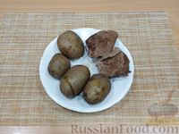 Фото приготовления рецепта: Слоёный салат с печенью, картофелем, маринованными огурцами и грецкими орехами - шаг №4