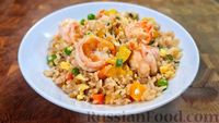 Фото к рецепту: Жареный рис с креветками и овощами, по-тайски