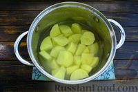 Фото приготовления рецепта: Дрожжевые лепёшки на топлёном молоке, с картофелем и сыром (в духовке) - шаг №8