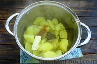 Фото приготовления рецепта: Дрожжевые лепёшки на топлёном молоке, с картофелем и сыром (в духовке) - шаг №10