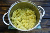 Фото приготовления рецепта: Дрожжевые лепёшки на топлёном молоке, с картофелем и сыром (в духовке) - шаг №13
