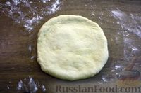 Фото приготовления рецепта: Дрожжевые лепёшки на топлёном молоке, с картофелем и сыром (в духовке) - шаг №16