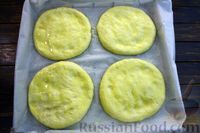 Фото приготовления рецепта: Дрожжевые лепёшки на топлёном молоке, с картофелем и сыром (в духовке) - шаг №22