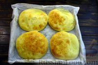 Фото приготовления рецепта: Дрожжевые лепёшки на топлёном молоке, с картофелем и сыром (в духовке) - шаг №23