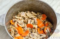 Фото приготовления рецепта: Картошка, тушенная с курицей, грибами и сладким перцем - шаг №6