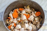 Фото приготовления рецепта: Картошка, тушенная с курицей, грибами и сладким перцем - шаг №8