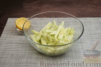 Фото приготовления рецепта: Салат "Коул-слоу" с пекинской капустой и яблоком - шаг №5