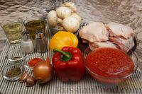 Фото приготовления рецепта: Курица, тушенная с болгарским перцем и грибами, в винно-томатном соусе - шаг №1