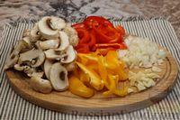 Фото приготовления рецепта: Курица, тушенная с болгарским перцем и грибами, в винно-томатном соусе - шаг №2