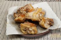 Фото приготовления рецепта: Курица, тушенная с болгарским перцем и грибами, в винно-томатном соусе - шаг №4