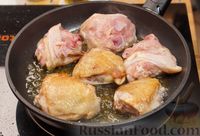 Фото приготовления рецепта: Курица, тушенная с болгарским перцем и грибами, в винно-томатном соусе - шаг №3