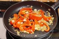 Фото приготовления рецепта: Курица, тушенная с болгарским перцем и грибами, в винно-томатном соусе - шаг №6