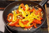 Фото приготовления рецепта: Курица, тушенная с болгарским перцем и грибами, в винно-томатном соусе - шаг №7