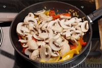 Фото приготовления рецепта: Курица, тушенная с болгарским перцем и грибами, в винно-томатном соусе - шаг №8