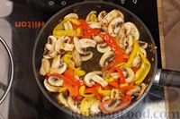 Фото приготовления рецепта: Курица, тушенная с болгарским перцем и грибами, в винно-томатном соусе - шаг №9