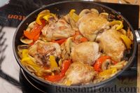 Фото приготовления рецепта: Курица, тушенная с болгарским перцем и грибами, в винно-томатном соусе - шаг №10
