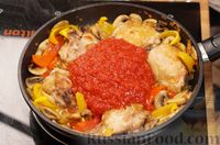 Фото приготовления рецепта: Курица, тушенная с болгарским перцем и грибами, в винно-томатном соусе - шаг №11