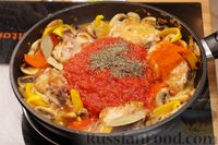 Фото приготовления рецепта: Курица, тушенная с болгарским перцем и грибами, в винно-томатном соусе - шаг №12