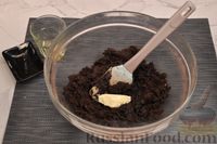 Фото приготовления рецепта: Шоколадный песочный пирог с глазурью и орехами (шорткейк) - шаг №3