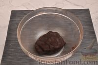 Фото приготовления рецепта: Шоколадный песочный пирог с глазурью и орехами (шорткейк) - шаг №4