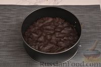 Фото приготовления рецепта: Шоколадный песочный пирог с глазурью и орехами (шорткейк) - шаг №5