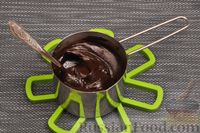 Фото приготовления рецепта: Шоколадный песочный пирог с глазурью и орехами (шорткейк) - шаг №9