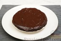 Фото приготовления рецепта: Шоколадный песочный пирог с глазурью и орехами (шорткейк) - шаг №10