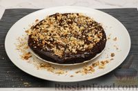 Фото приготовления рецепта: Шоколадный песочный пирог с глазурью и орехами (шорткейк) - шаг №11