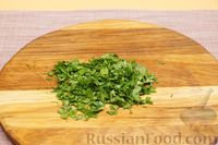 Фото приготовления рецепта: Салат с тунцом, консервированной фасолью, луком и зеленью - шаг №3