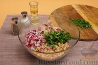 Фото приготовления рецепта: Салат с тунцом, консервированной фасолью, луком и зеленью - шаг №5