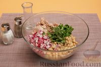 Фото приготовления рецепта: Салат с тунцом, консервированной фасолью, луком и зеленью - шаг №6