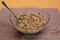 Фото приготовления рецепта: Салат с тунцом, консервированной фасолью, луком и зеленью - шаг №7