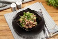 Фото приготовления рецепта: Салат с тунцом, консервированной фасолью, луком и зеленью - шаг №8